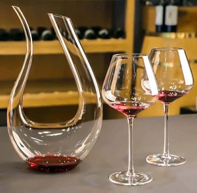 Rượu sẽ cải thiện đáng kể hương vị khi được rót ra decanter trước khi uống